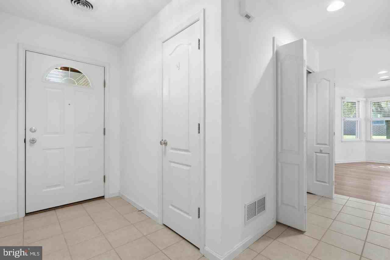 312 Woodvale Dr - Photo 5 of 37