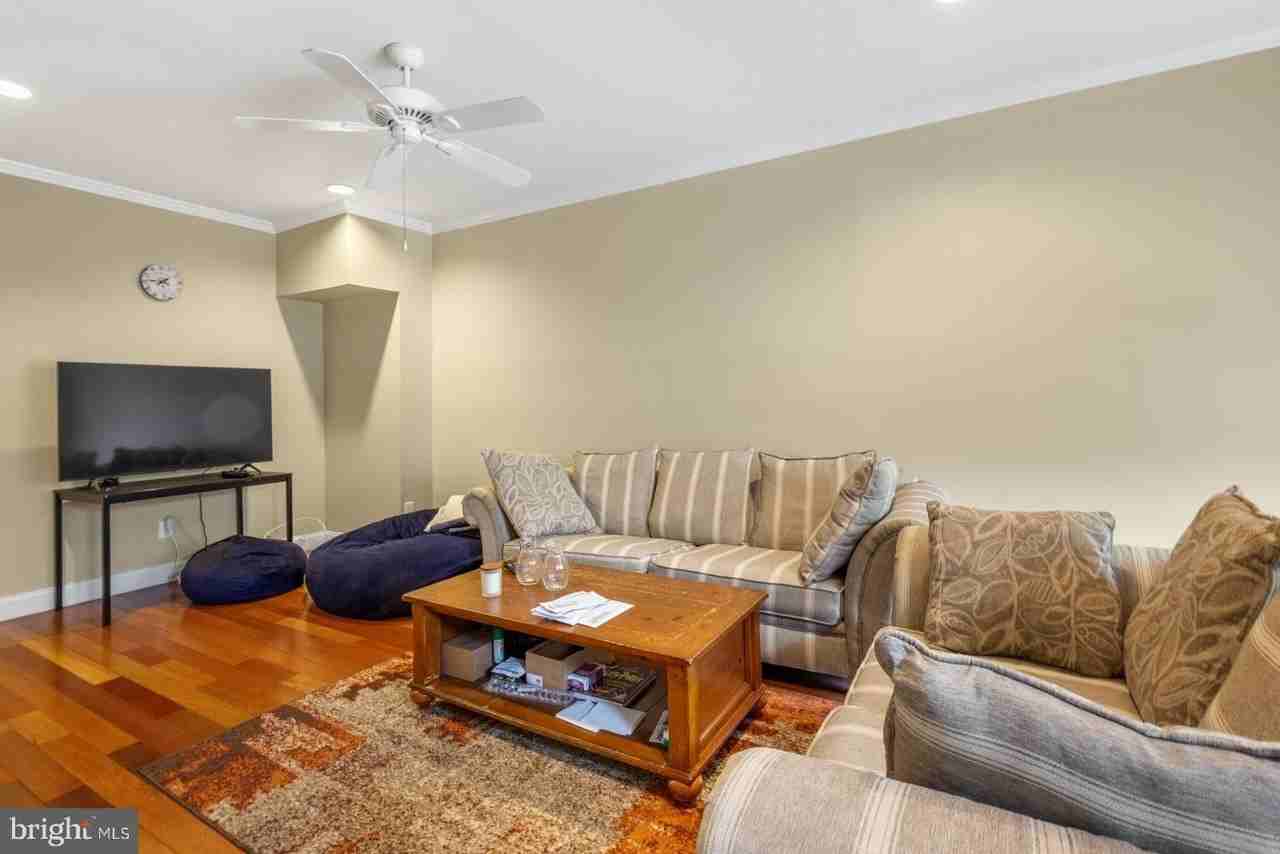 2813 Ogden St - Photo 4 of 39