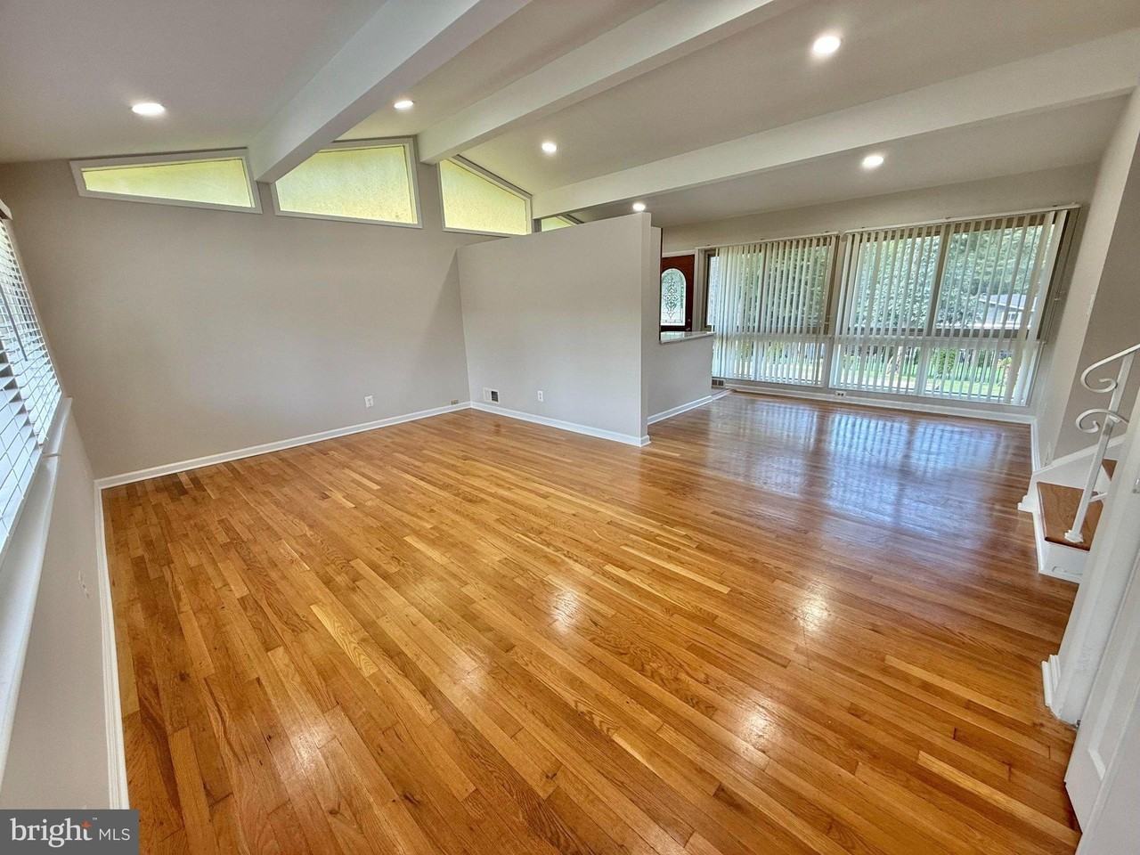 7700 Glenister Dr - Photo 2 of 25