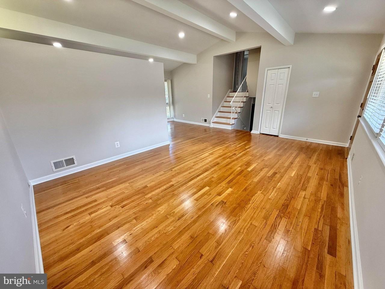 7700 Glenister Dr - Photo 3 of 25