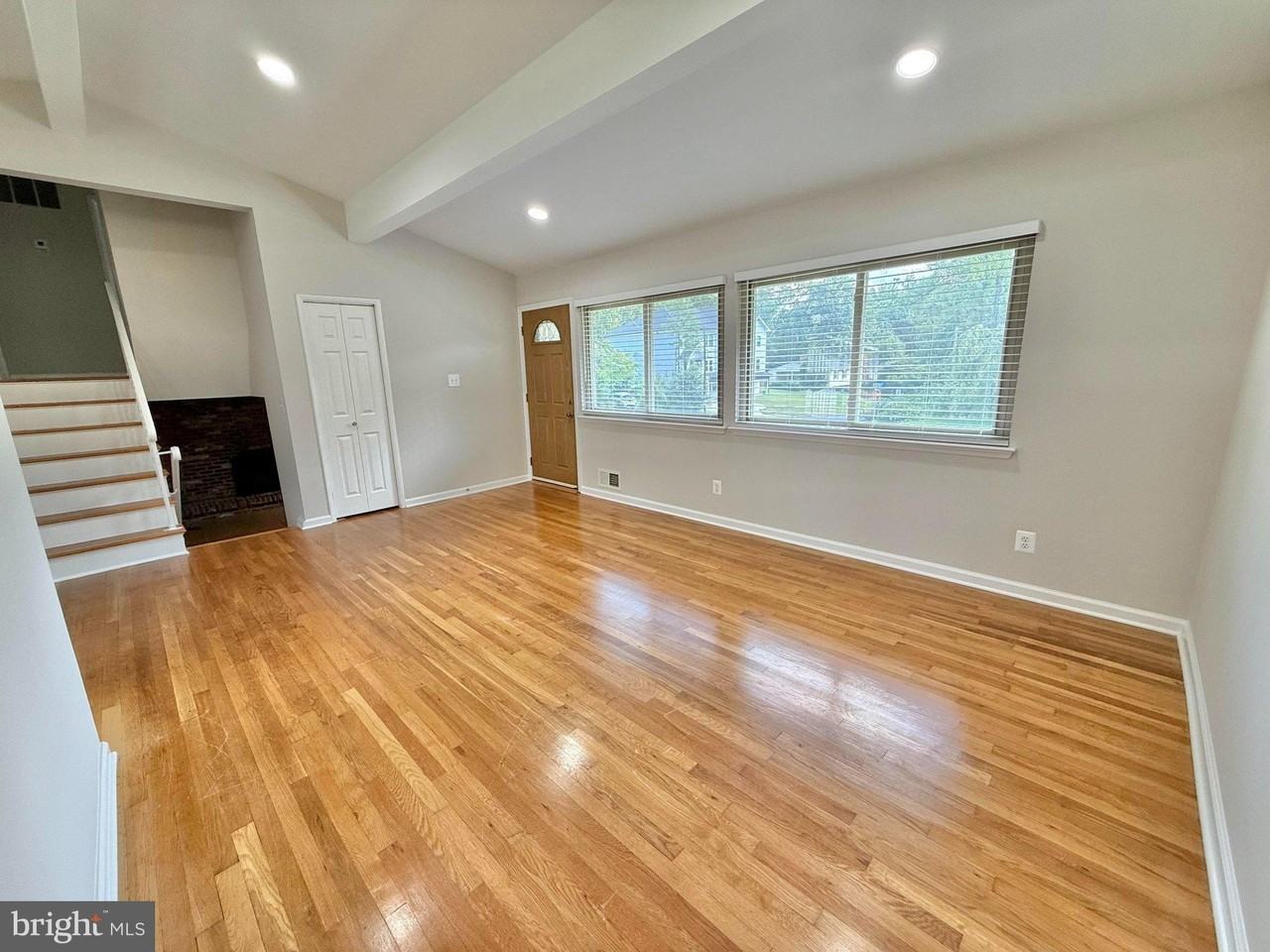 7700 Glenister Dr - Photo 4 of 25