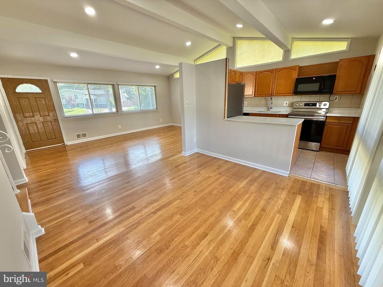 7700 Glenister Dr - Photo 5 of 25