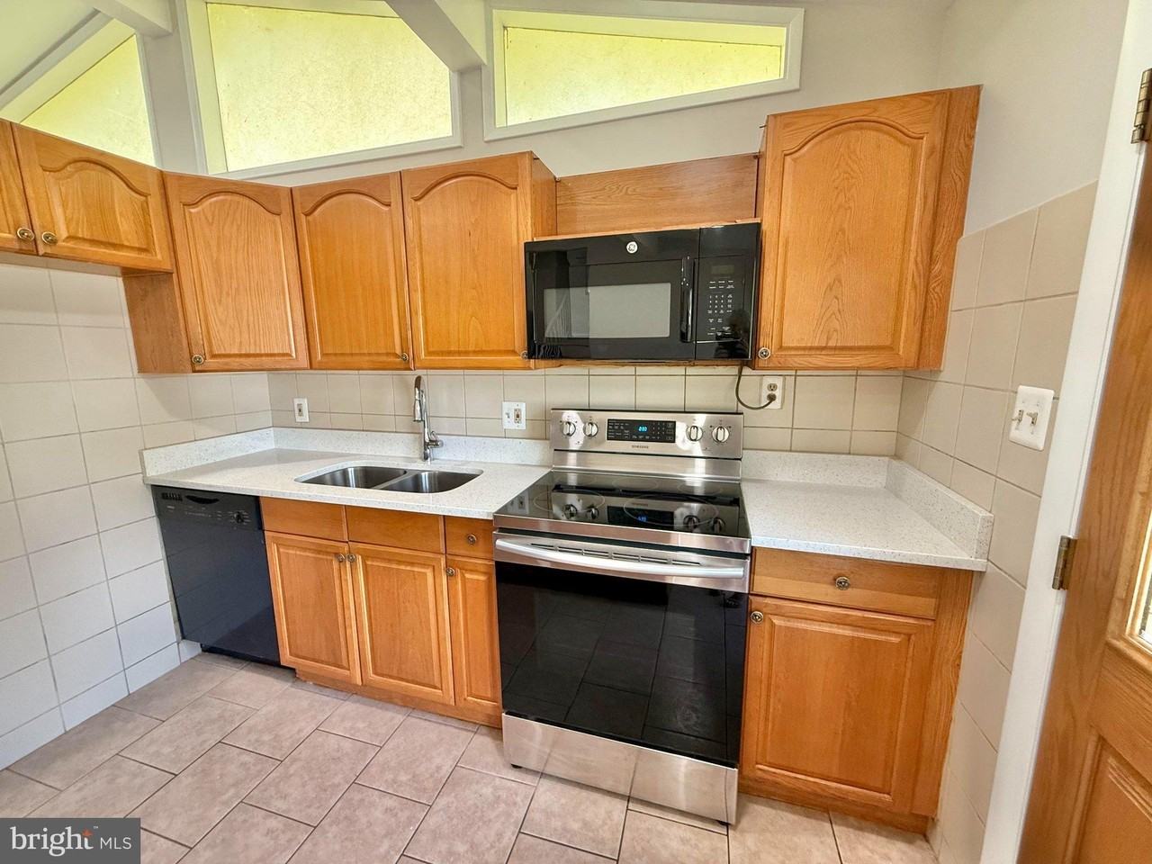 7700 Glenister Dr - Photo 6 of 25