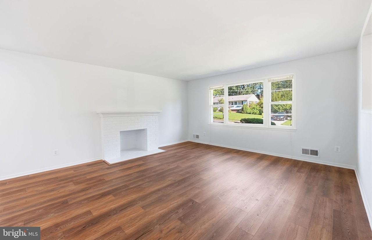 8009 Gosport Ln - Photo 4 of 25