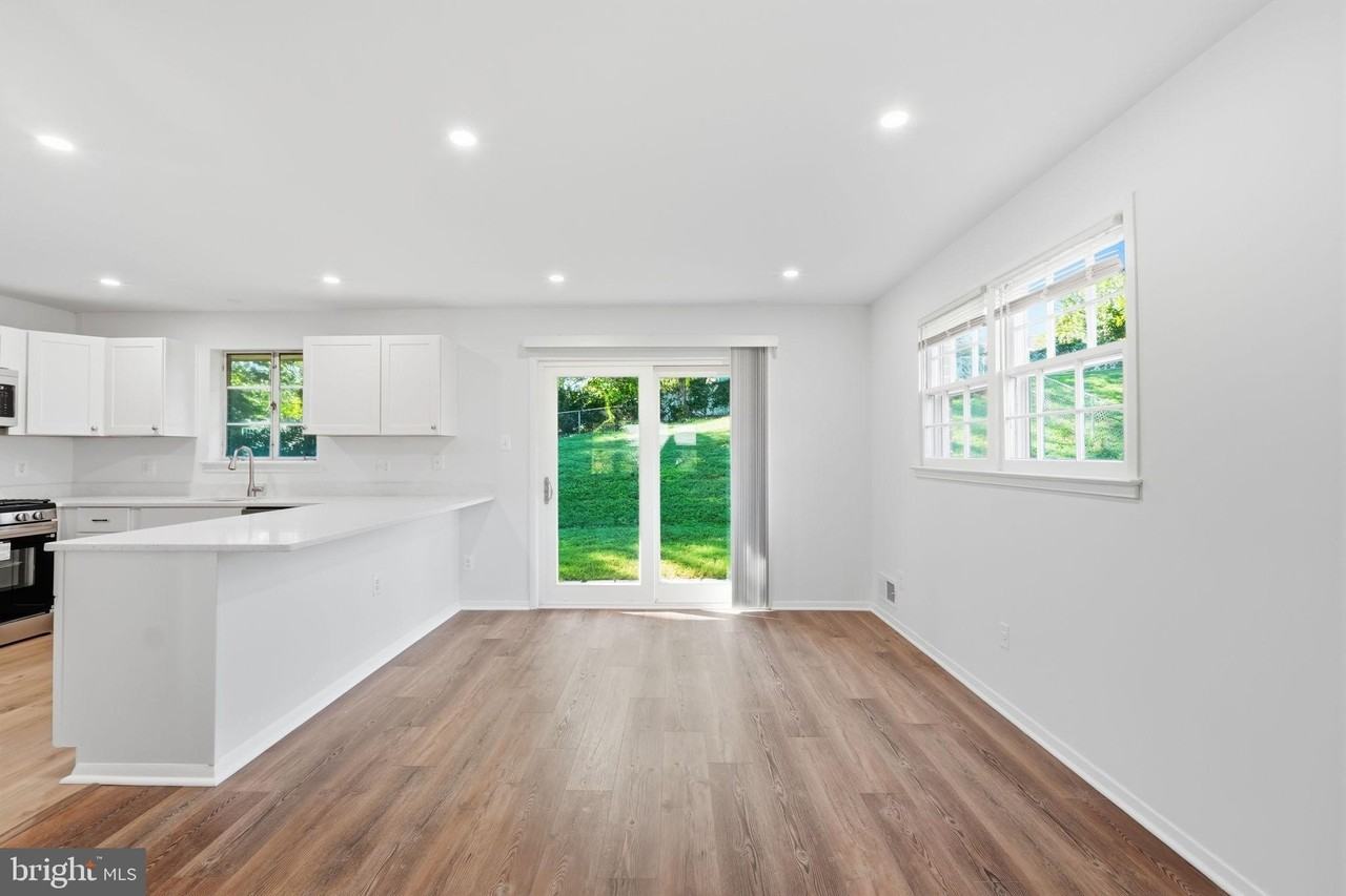8009 Gosport Ln - Photo 5 of 25