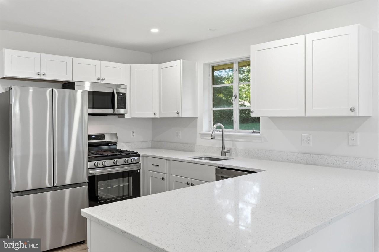 8009 Gosport Ln - Photo 6 of 25