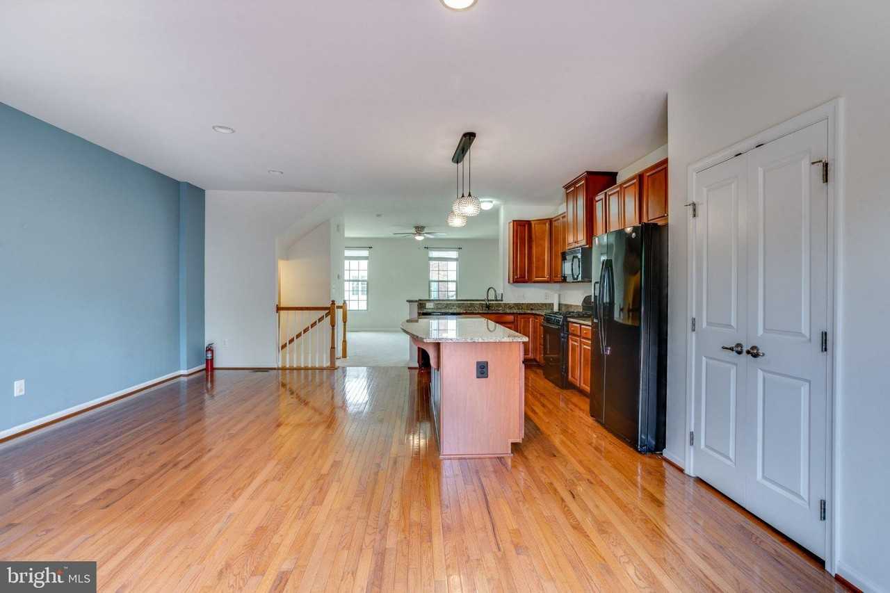 110 Brenton Rd - Photo 5 of 47