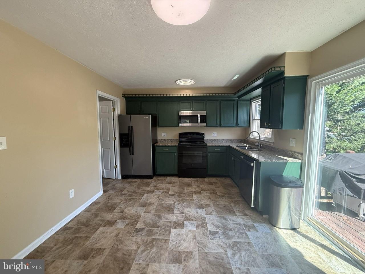 380 Shawnee Ave - Photo 5 of 16