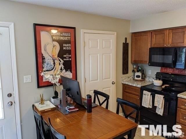 1616 Crest Rd - Photo 3 of 12