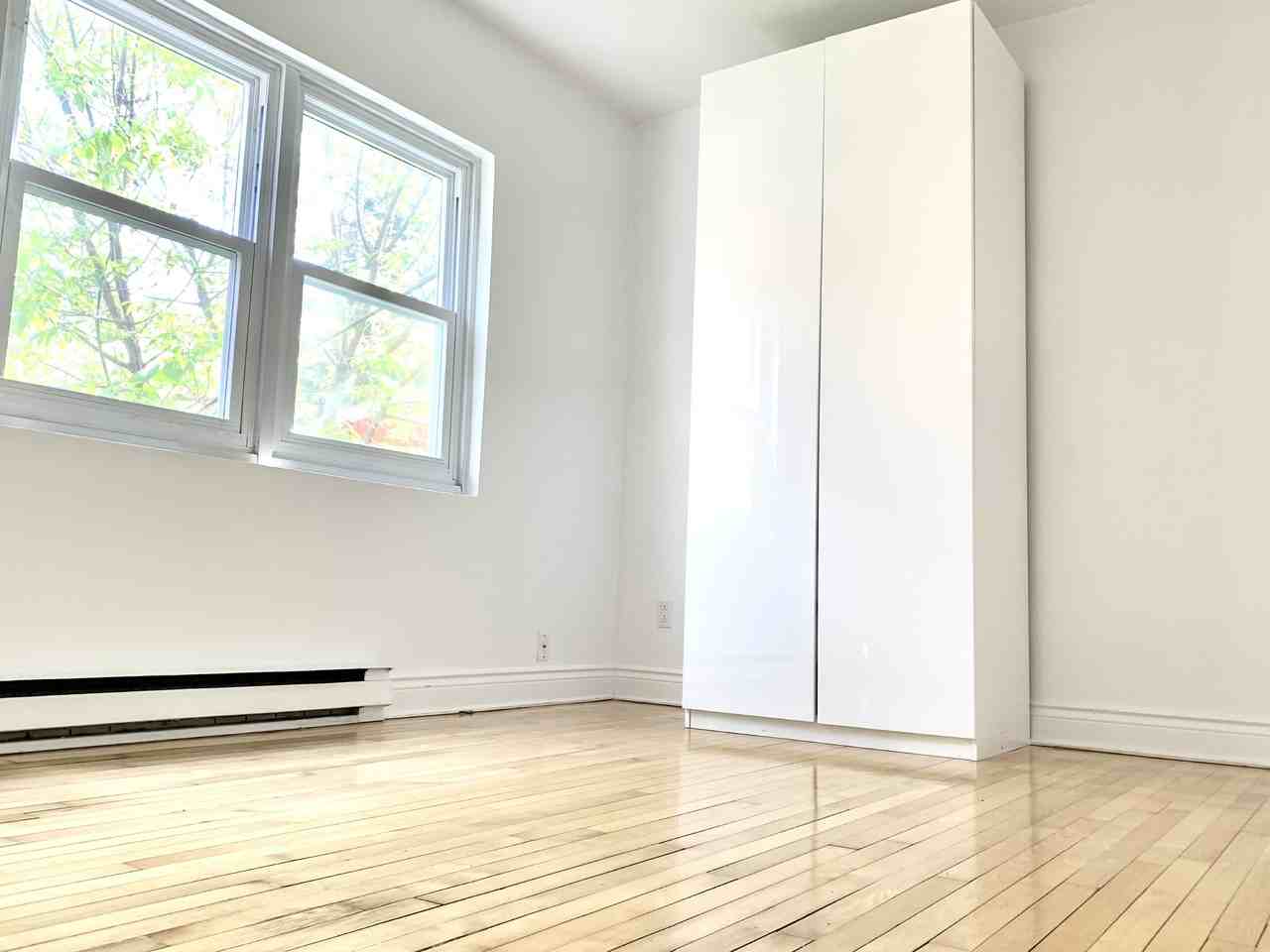 5686 Monkland Avenue - Photo 5 of 8