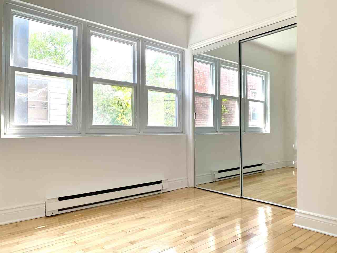5686 Monkland Avenue - Photo 6 of 8