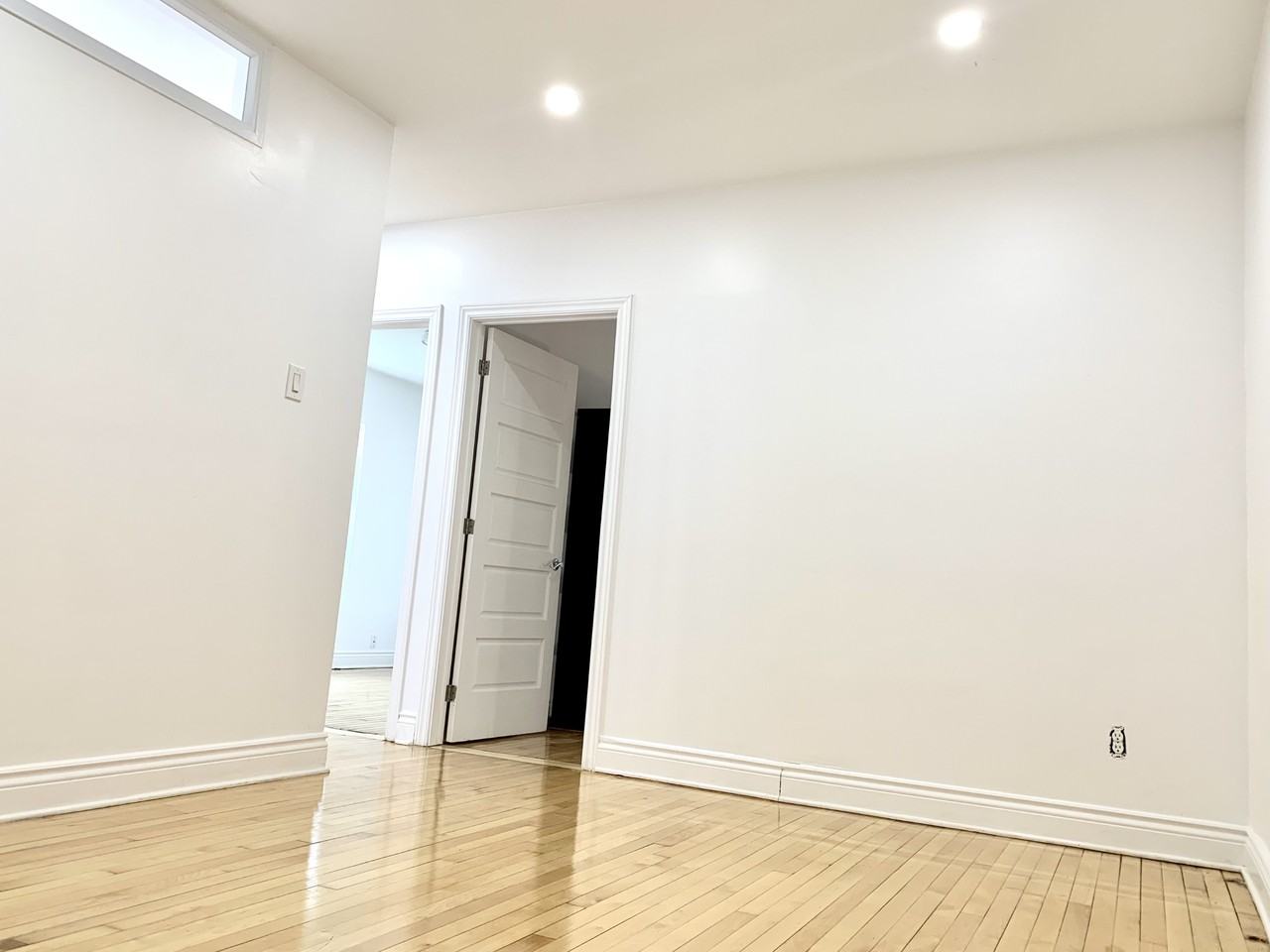5686 Monkland Avenue - Photo 7 of 8
