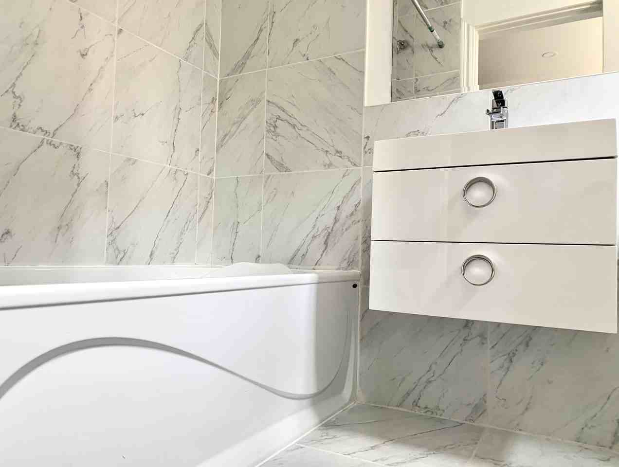 5686 Monkland Avenue - Photo 3 of 8