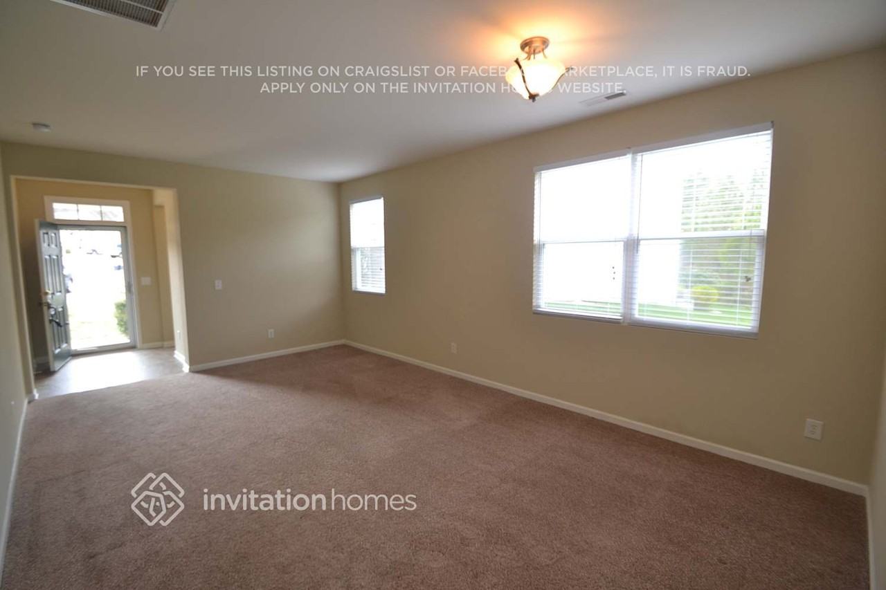 245 Georgetowne Dr - Photo 2 of 19