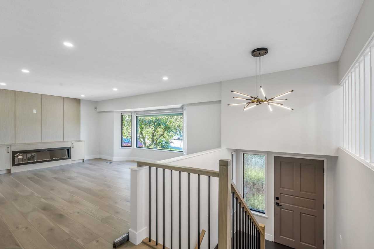 11246 135 St