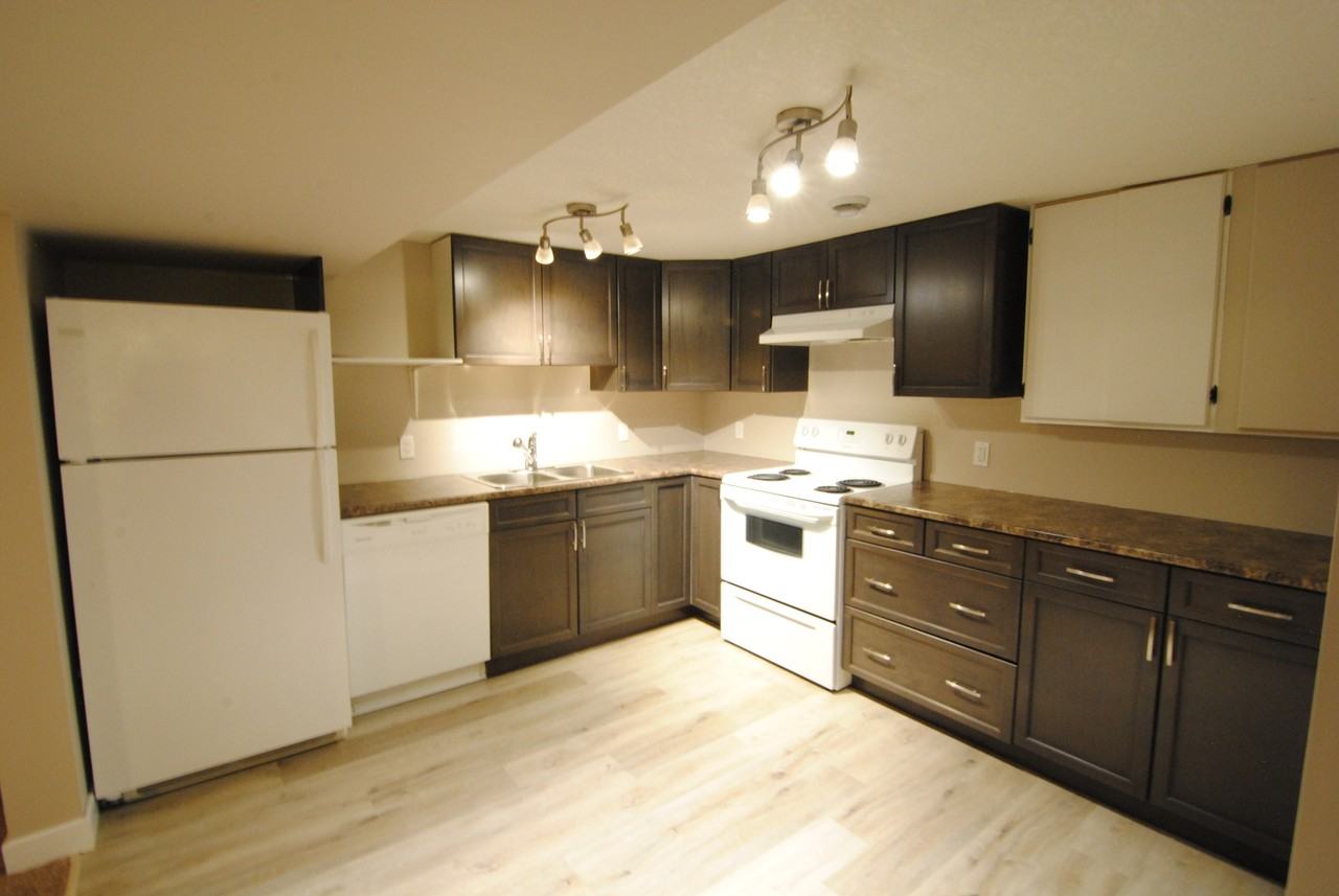 12325 136 Ave Nw - Photo 3 of 19