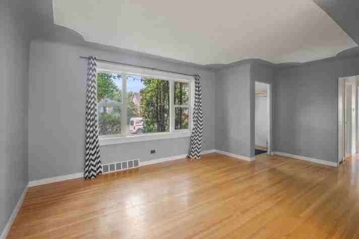 4125 51a St - Photo 5 of 32