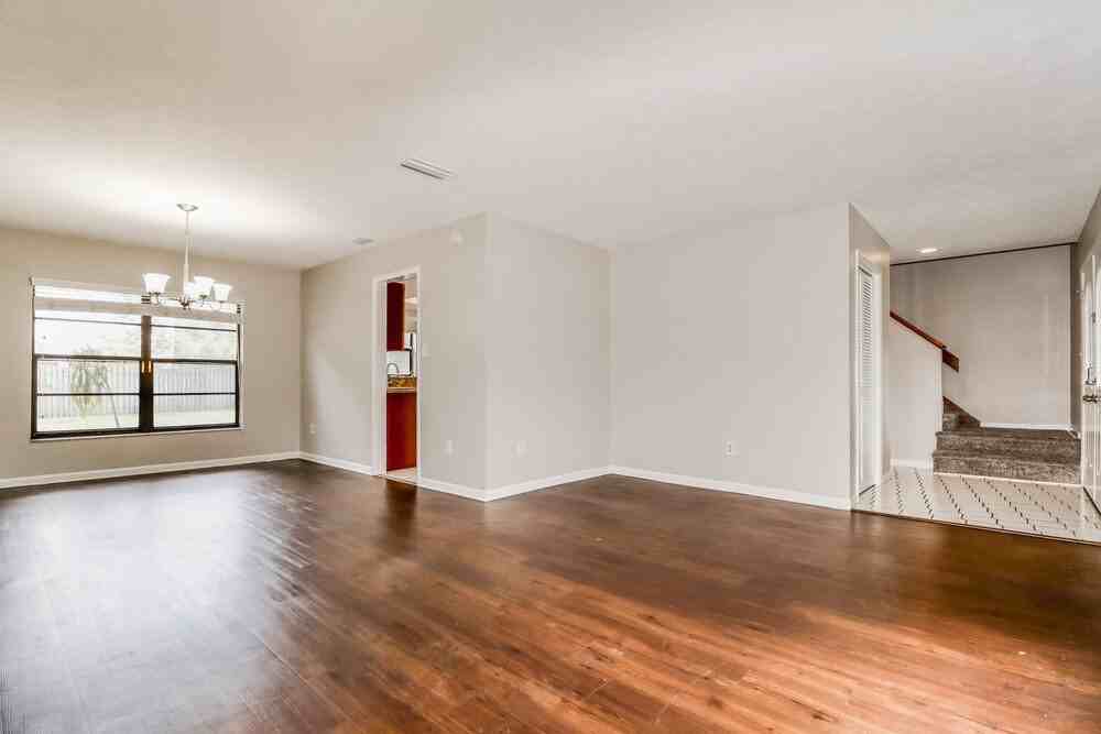 15715 Country Lake Dr - Photo 5 of 17