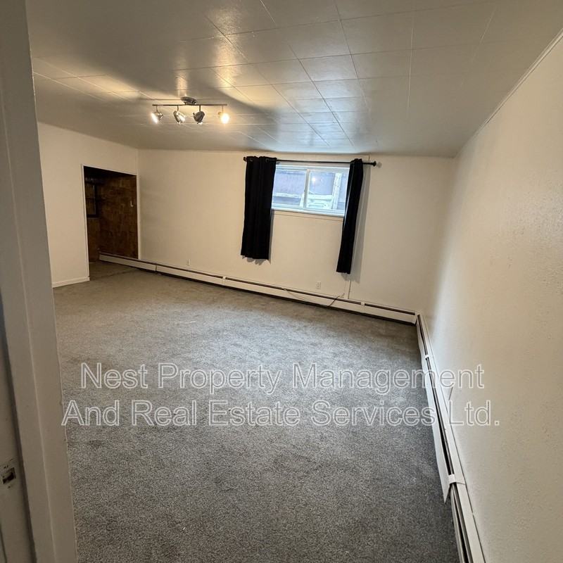 2152 Mcbride Cres #B - Photo 2 of 13