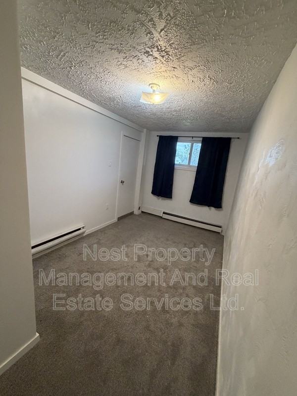 2152 Mcbride Cres #B - Photo 3 of 13
