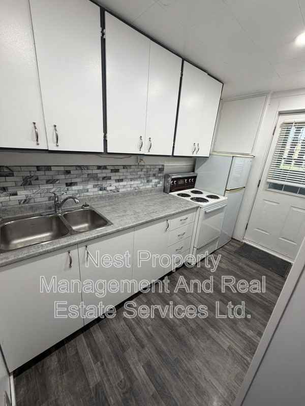 2152 Mcbride Cres #B - Photo 4 of 13