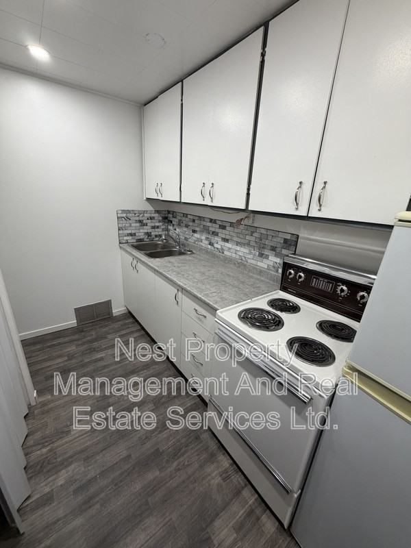 2152 Mcbride Cres #B - Photo 5 of 13