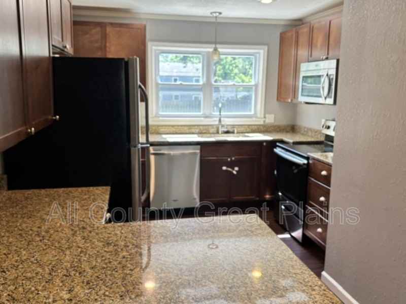 2121 W 79th St - Photo 3 of 9