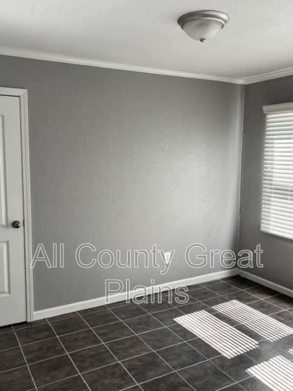 2121 W 79th St - Photo 6 of 9