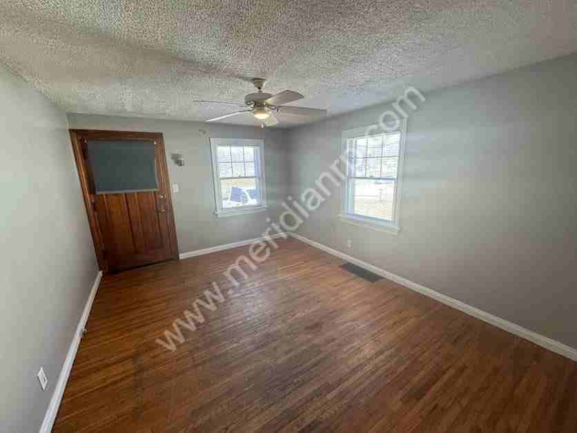2401 Redwood Ave #1 - Photo 3 of 12