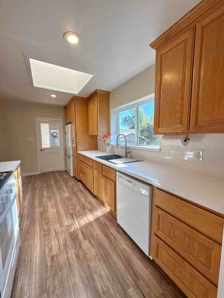 1630 Hillcrest Rd - Photo 3 of 17