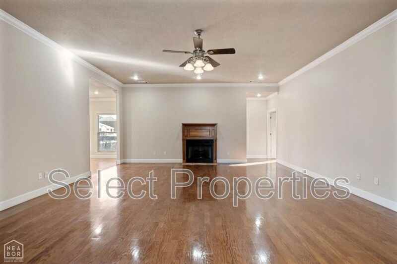 4801 Lochmoor Cir - Photo 2 of 15