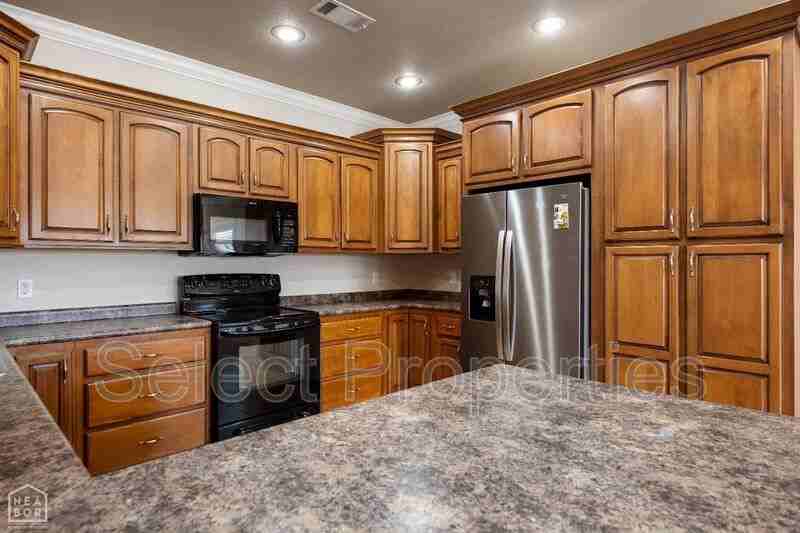 4801 Lochmoor Cir - Photo 3 of 15