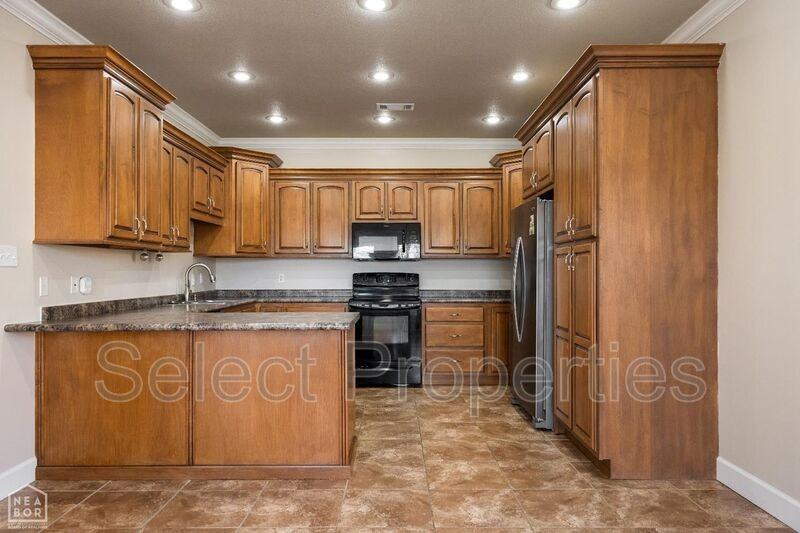 4801 Lochmoor Cir - Photo 4 of 15