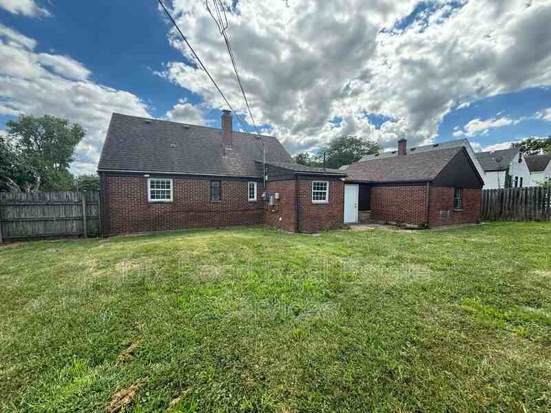165 Basswood Ave - Photo 4 of 22