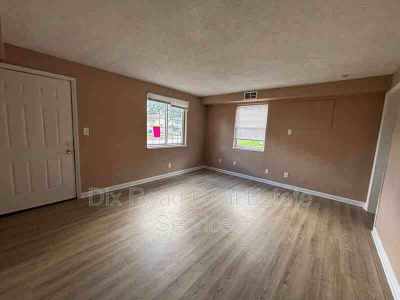 165 Basswood Ave - Photo 5 of 22