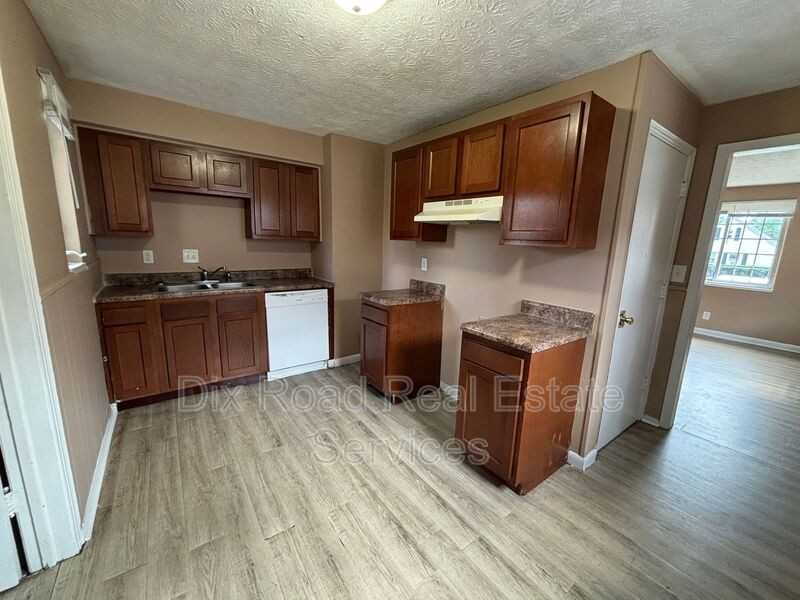 165 Basswood Ave - Photo 7 of 22