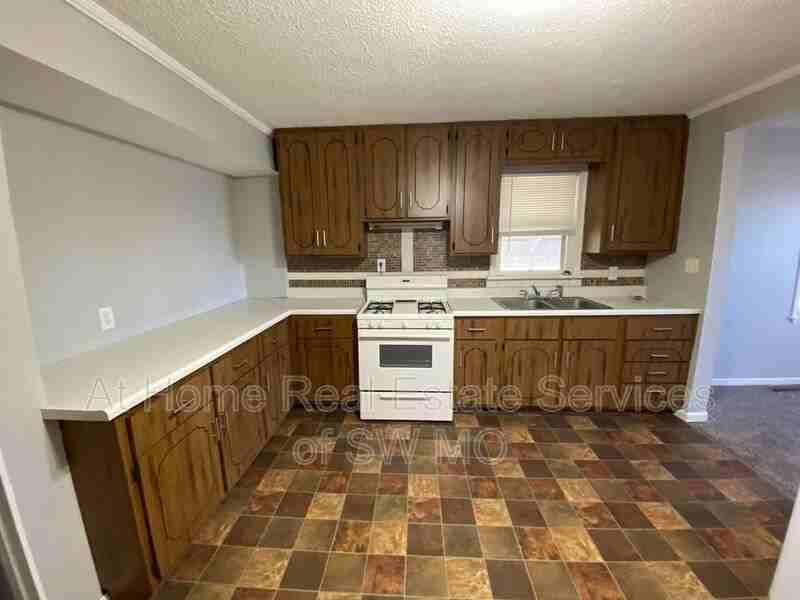 2136 W Phelps St - Photo 4 of 11