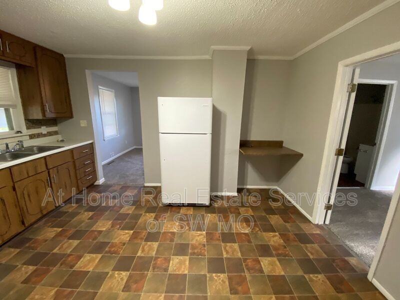 2136 W Phelps St - Photo 5 of 11