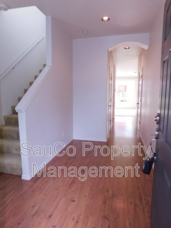 902 Se Portlandia Ave - Photo 3 of 17