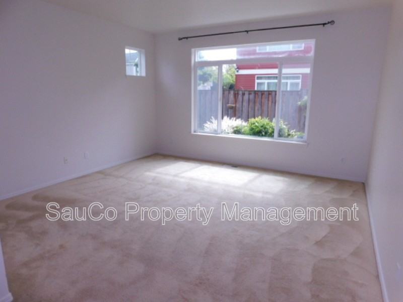 902 Se Portlandia Ave - Photo 4 of 17