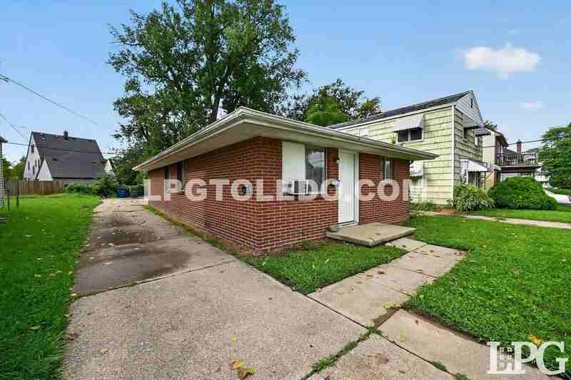 1913 Kensington Rd - Photo 2 of 18