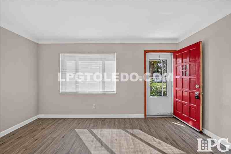 1357 Corry Ave - Photo 4 of 35