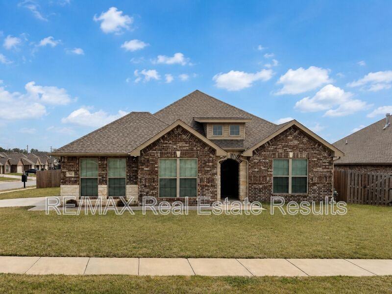 511 Melrose Pl - Photo 2 of 21