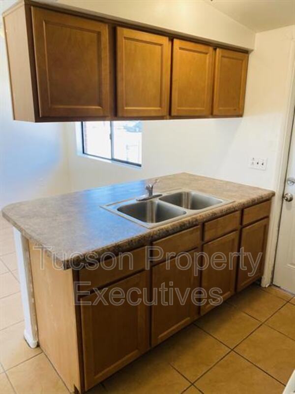 1654 N Beverly Ave - Photo 2 of 10