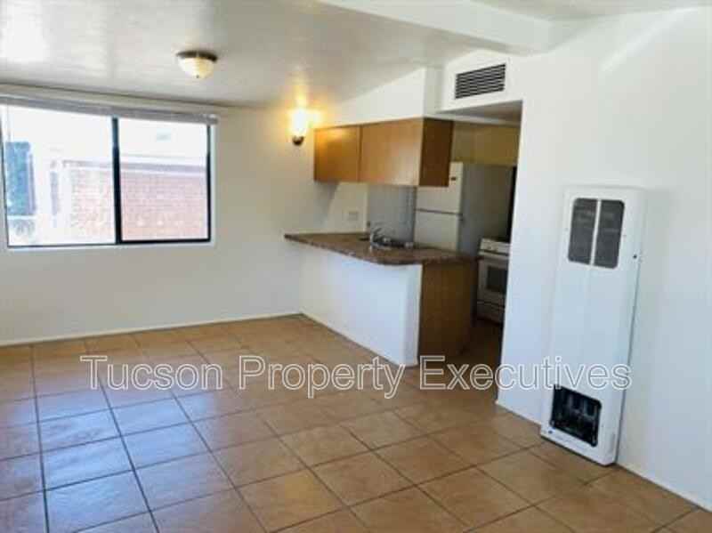 1654 N Beverly Ave - Photo 3 of 10