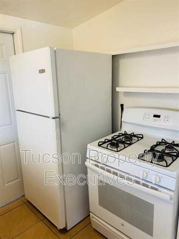1654 N Beverly Ave - Photo 4 of 10