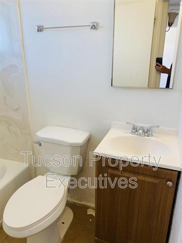 1654 N Beverly Ave - Photo 5 of 10