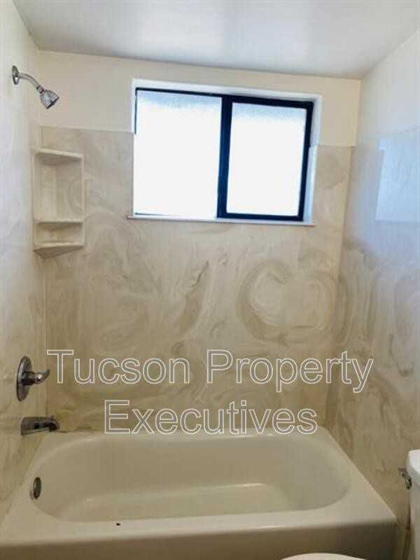 1654 N Beverly Ave - Photo 6 of 10