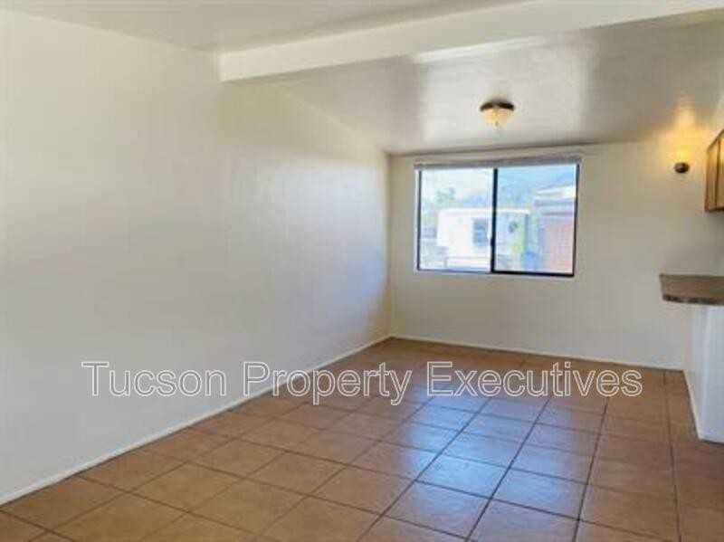 1654 N Beverly Ave - Photo 7 of 10
