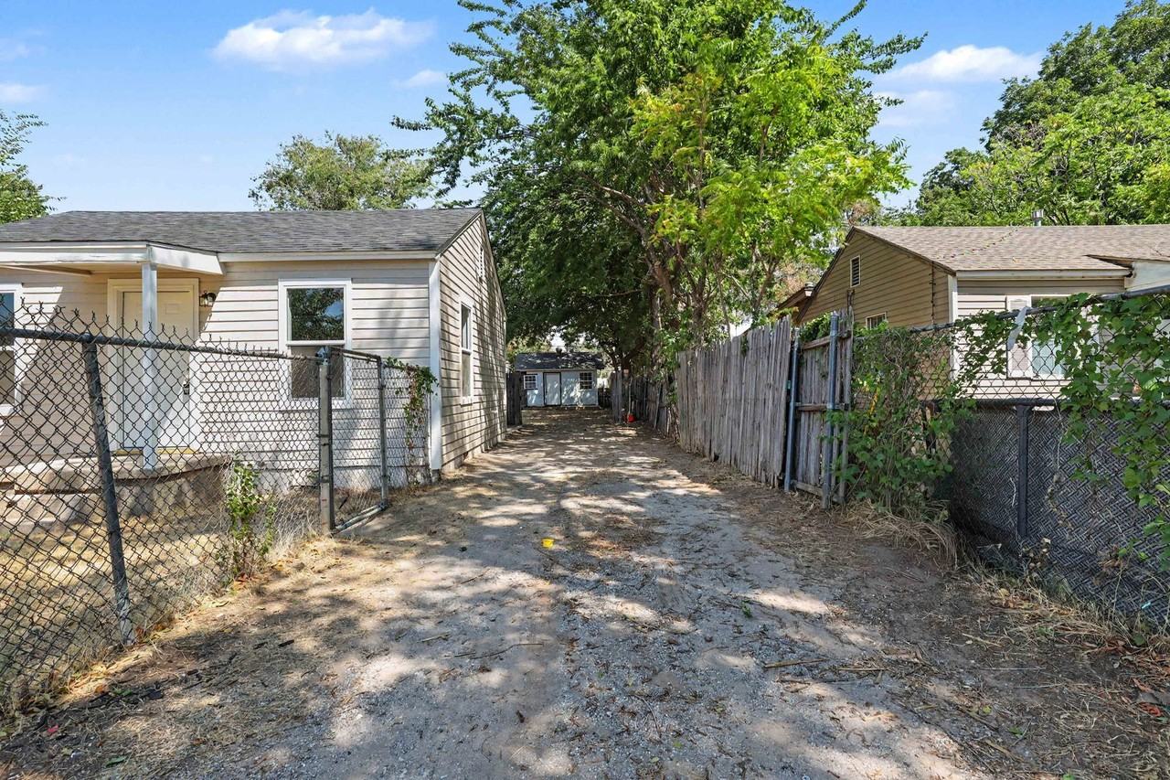 1217 Sw 17th St #1 - Photo 2 of 17